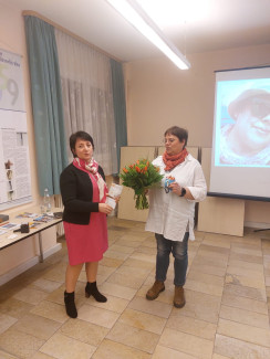 Projektleiterin Anna Petrilak-Weißfeld überreicht einen Blumenstrauß an die Referentin.